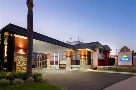Days Inn & Suites by Wyndham Anaheim At Disneyland Park, .